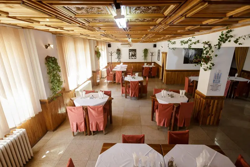 Restaurant Casa Blanca cu mese pregătite pentru oaspeți